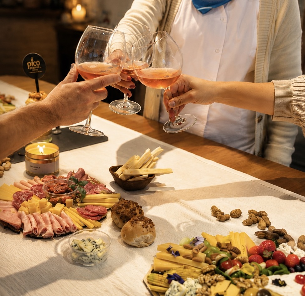 Picada artesanal con fiambres, quesos, aceitunas y pan
